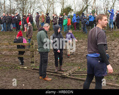 Ashbourne, Derbyshire, UK. Der jährliche Rumble zwischen Uppards und Downards, die Ashbourne Royal Fasching Footabll stattfinden wird. Im Wesentlichen ein riesiges Rugby Gedränge, die über die ganze Stadt stattfindet, müssen die Spieler Tor den Ball an einer der zwei Tore und welches Team man spielt hängt davon ab, ob Sie nach oben geboren wurden oder nach unten von der Henmore-Bach, der durch die Stadt schwärmen. Das ganze findet wieder statt morgen (1. März), Aschermittwoch. Ein Holzzaun ist im Laufe des Spiels gebrochen. Stockfoto