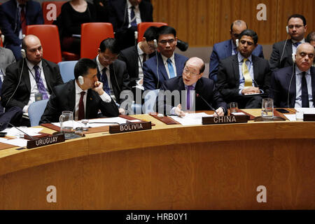 New York, USA. 28. Februar 2017. Der chinesische Botschafter, der UN Liu Jieyi (C, Front) spricht nach der UN-Sicherheitsrat keinen Entwurf einer Entschließung mit dem Ziel, eine Sanktionsregelung über Einsatz von Chemikalien Waffen in Syrien im UN-Hauptquartier in New York am 28. Februar 2017 zu etablieren. . Bildnachweis: Xinhua/Alamy Live-Nachrichten Stockfoto