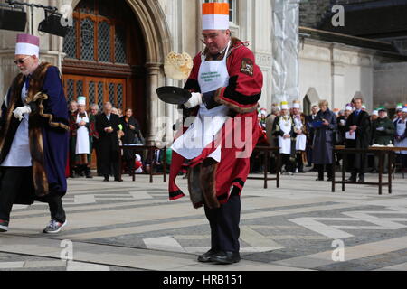 London, UK. 28. Februar 2017. Faschingsdienstag, dass Teilnehmer in der 13. Inter Livree Pfannkuchen Rennen 2017 auf der Werft der Guildhall in London statt. Bildnachweis: SANDRA ROWSE/Alamy Live-Nachrichten Stockfoto