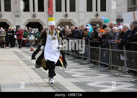 London, UK. 28. Februar 2017. Faschingsdienstag, dass Teilnehmer in der 13. Inter Livree Pfannkuchen Rennen 2017 auf der Werft der Guildhall in London statt. Bildnachweis: SANDRA ROWSE/Alamy Live-Nachrichten Stockfoto