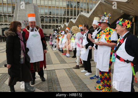London, UK. 28. Februar 2017. Faschingsdienstag, dass Teilnehmer in der 13. Inter Livree Pfannkuchen Rennen 2017 auf der Werft der Guildhall in London statt. Bildnachweis: SANDRA ROWSE/Alamy Live-Nachrichten Stockfoto