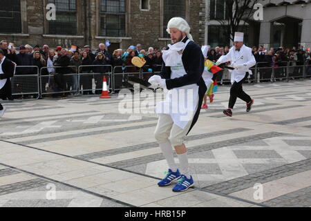 London, UK. 28. Februar 2017. Faschingsdienstag, dass Teilnehmer in der 13. Inter Livree Pfannkuchen Rennen 2017 auf der Werft der Guildhall in London statt. Bildnachweis: SANDRA ROWSE/Alamy Live-Nachrichten Stockfoto