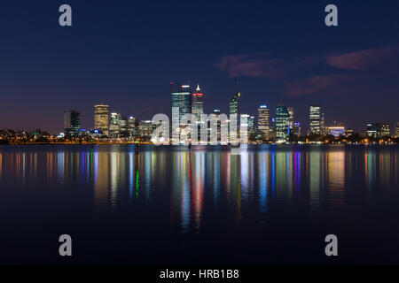 Perth, Westaustralien. 28. Februar 2017. Die Stadt in der Abenddämmerung mit Reflexionen von seinen Lichtern in den Swan River in der Nacht trat Adele in Perth. Bildnachweis: Keith J Smith. / Alamy Live News Stockfoto