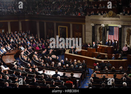Washington, DC, USA. 28. Februar 2017. US-Präsident Donald Trump befasst sich mit der gemeinsame Sitzung des Kongresses auf dem Capitol Hill in Washington, DC, USA, 28. Februar 2017. US-Präsident Donald Trump am Dienstagabend seine "America First" Agenda für ausgerollt seiner vierjährigen Präsidentschaft in seiner ersten Rede an einer gemeinsamen Sitzung des Kongresses seit Eröffnung. Bildnachweis: Yin Bogu/Xinhua/Alamy Live-Nachrichten Stockfoto