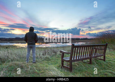 Southport, Merseyside, England. 1. März 2017. Großbritannien Wetter. Nach einem kalten und nassen Tag gestern wirft ein wunderschönen Sonnenaufgang ihre wärmenden Strahlen auf die Feuchtgebiete des Southport der RSPB Nature Reserve. Diese natürlich überfluteten Gebieten bieten perfekten Lebensraum für Tausende von Zugvögeln, die hier über die Wintermonate ruhen. Bildnachweis: Cernan Elias/Alamy Live-Nachrichten Stockfoto