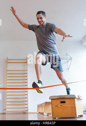 Deutscher Weitspringer Sebastian Bayer in ein Fitness-Studio in Hamburg, Deutschland, 21. Februar 2017. Foto: Daniel Reinhardt/dpa Stockfoto