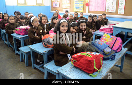 Srinagar, Kaschmir. 1. März 2017. Schülerinnen und Schüler besuchen den ersten Tag in der Schule, während alle Regierung & Privatschule Wiedereröffnung am 1. März nach einer langen Pause, einschließlich Winter Urlaub & sechs Monate Sommer Unruhen in Kaschmir. Bildnachweis: Sofi Suhail/Alamy Live-Nachrichten Stockfoto