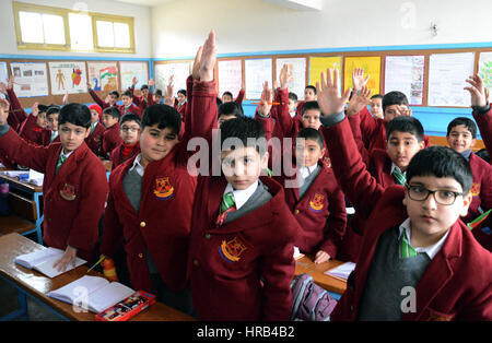 Srinagar, Kaschmir. 1. März 2017. Schülerinnen und Schüler besuchen den ersten Tag in der Schule, während alle Regierung & Privatschule Wiedereröffnung am 1. März nach einer langen Pause, einschließlich Winter Urlaub & sechs Monate Sommer Unruhen in Kaschmir. Bildnachweis: Sofi Suhail/Alamy Live-Nachrichten Stockfoto