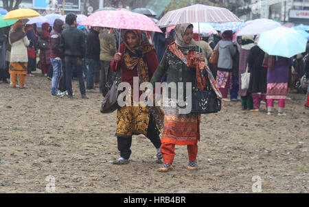 Srinagar, Kaschmir. 1. März 2017. Mitarbeiter der National Rural Health Mission halten eine Protestdemonstration während der Tage mit Niederschlag gegen ihre Forderungen. Bildnachweis: Sofi Suhail/Alamy Live-Nachrichten Stockfoto