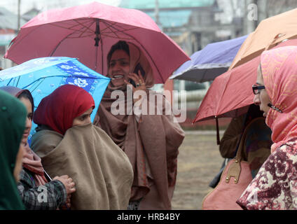 Srinagar, Kaschmir. 1. März 2017. Mitarbeiter der National Rural Health Mission halten eine Protestdemonstration während der Tage mit Niederschlag gegen ihre Forderungen. Bildnachweis: Sofi Suhail/Alamy Live-Nachrichten Stockfoto