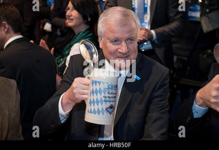 Passau, Deutschland. 1. März 2017. Die bayerischen premier Horst Seehofer (CSU) und die Partei-Generalsekretär Andreas Scheuer (R) Tagung der CSU Aschermittwoch in Passau, Deutschland, 1. März 2017. Deutsche Volksparteien einzuberufen, üblicherweise am Aschermittwoch für Meetings, an denen Mitglieder Bier trinken und polemisch Angriff auf ihre Gegner reden anhören. Foto: Sven Hoppe/Dpa/Alamy Live News Stockfoto