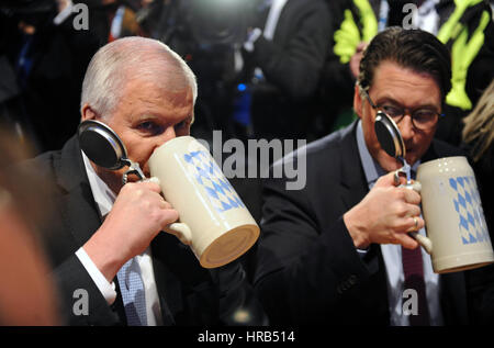 Passau, Deutschland. 1. März 2017. Die bayerischen premier Horst Seehofer (CSU) und die Partei-Generalsekretär Andreas Scheuer (R) Tagung der CSU Aschermittwoch in Passau, Deutschland, 1. März 2017. Deutsche Volksparteien einzuberufen, üblicherweise am Aschermittwoch für Meetings, an denen Mitglieder Bier trinken und polemisch Angriff auf ihre Gegner reden anhören. Foto: Andreas Gebert/Dpa/Alamy Live-Nachrichten Stockfoto