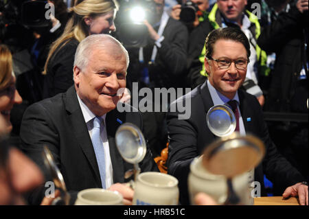 Passau, Deutschland. 1. März 2017. Die bayerischen premier Horst Seehofer (CSU) und die Partei-Generalsekretär Andreas Scheuer (R) Tagung der CSU Aschermittwoch in Passau, Deutschland, 1. März 2017. Deutsche Volksparteien einzuberufen, üblicherweise am Aschermittwoch für Meetings, an denen Mitglieder Bier trinken und polemisch Angriff auf ihre Gegner reden anhören. Foto: Andreas Gebert/Dpa/Alamy Live-Nachrichten Stockfoto