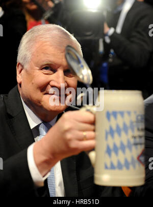 Passau, Deutschland. 1. März 2017. Die bayerischen premier Horst Seehofer (CSU) und die Partei-Generalsekretär Andreas Scheuer (R) Tagung der CSU Aschermittwoch in Passau, Deutschland, 1. März 2017. Deutsche Volksparteien einzuberufen, üblicherweise am Aschermittwoch für Meetings, an denen Mitglieder Bier trinken und polemisch Angriff auf ihre Gegner reden anhören. Foto: Andreas Gebert/Dpa/Alamy Live-Nachrichten Stockfoto