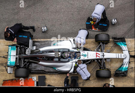 Barcelona, Spanien. 1. März 2017. Mechaniker arbeiten am Fahrzeug von der finnische Formel-1-Pilot Valtteri Bottas (Mercedes AMG) auf der Rennstrecke Circuit de Catalunya in Barcelona, Spanien, 1. März 2017. Alle Formel-1-Teams testen ihre neuen Autos in den nächsten zwei Wochen. Die neue Formel1 Saison startet am 26. März 2017 in Australien. Foto: Jens Büttner/Dpa-Zentralbild/Dpa/Alamy Live News Stockfoto