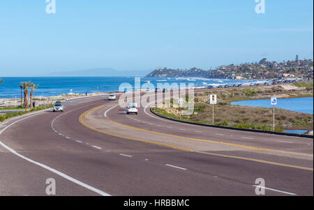 Autos entlang Coast Highway 101 mit Blick aufs Meer. Cardiff-By-The-Sea, Encinitas, Kalifornien. Stockfoto