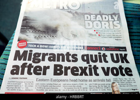 "Migranten verlassen Großbritannien nach Brexit-Abstimmung" Migrant Crisis 24. Februar 2017 Metro headline, London UK Stockfoto