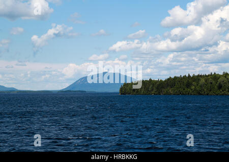 Bergwelt aus an Bord eines Kreuzfahrt auf Moosehead Lake Stockfoto