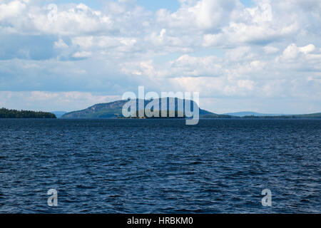 Mount Kineo, betrachtet aus dem Süden in Moosehead Lake, gilt als eine der größten Formationen von Rhyolith in der Welt enthalten Stockfoto