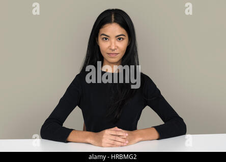 Junge Frau lässig Studio Portriat in Crop-top Stockfoto