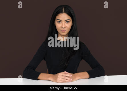 Junge Frau lässig Studio Portriat in Crop-top Stockfoto