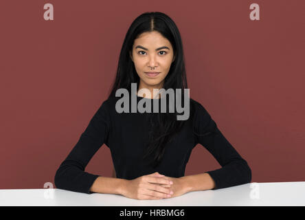 Junge Frau lässig Studio Portriat in Crop-top Stockfoto