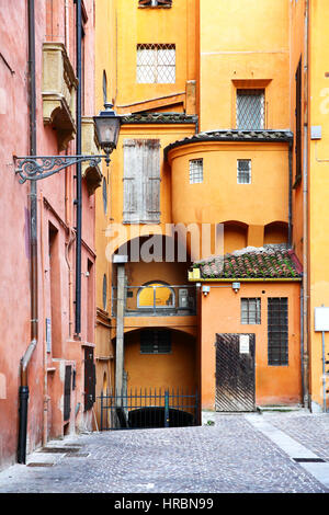 Alte Straße in Bologna, Italien Stockfoto