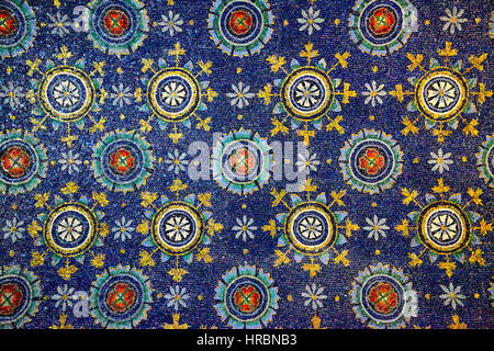 Antiken Mosaiken (V Jh.) an der Decke in das Mausoleum der Galla Galla in Ravenna, Italien Stockfoto