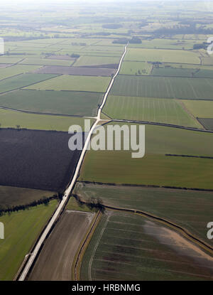 Luftaufnahme der Dere Street Roman Road B6275 County Durham. Das ging nach Süden über eine Kreuzung zwischen Summerhouse und Denton in der Nähe von Darlington. Stockfoto