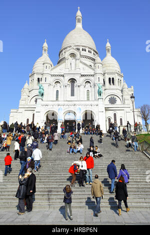 PARIS, Frankreich - 4. März 2011: Menschen vor Basilika Sacre Coeur auf dem Montmartre Stockfoto