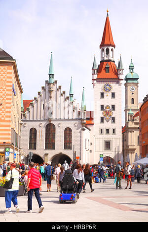 München, Deutschland - 18. Mai 2016: Menschen in der Nähe von Altstädter Rathaus am Marienplatz in München Stockfoto