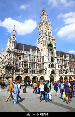 München, Deutschland - 18. Mai 2016: Menschen in der Nähe von neue Rathaus am Marienplatz in München Stockfoto