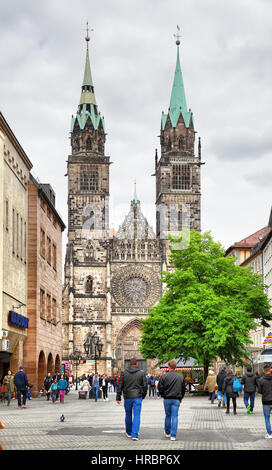 Nürnberg, Deutschland - 17. Mai 2016: Ansicht der Karolinenstraße und St. Lorenz-Kirche in Nürnberg Stockfoto