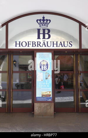 München, Deutschland - 18. Mai 2016: Haupteingang des Hofbrauhaus Bierstube in München Stockfoto