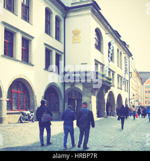 München, Deutschland - 18. Mai 2016: Menschen in der Nähe von Hofbrauhaus Bierstube in München. Retro-Stil vorgefiltert Bild Stockfoto