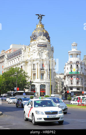 MADRID, Spanien - 1. September 2016: Straßenverkehr in der Nähe von Metropolis Gebäude in Madrid Stockfoto