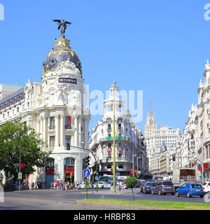 MADRID, Spanien - 1. September 2016: Straßenverkehr in der Nähe von Metropolis Gebäude in Madrid Stockfoto