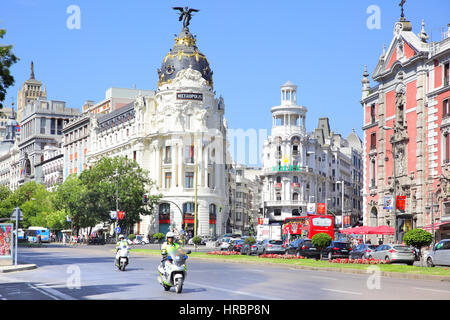 MADRID, Spanien - 1. September 2016: Straßenverkehr in der Nähe von Metropolis Gebäude an der Ecke Calle de Alcalá und Gran Via in Madrid Stockfoto