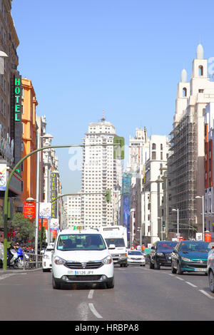 MADRID, Spanien - 6. September 2016: Straßenverkehr an der Gran Via Straße in der Nähe von Metro Callao in Madrid Stockfoto