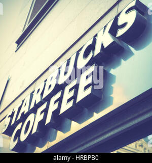 MADRID, Spanien - 6. September 2016: Starbucks Coffee-Shop Zeichen Nahaufnahme. Retro-Syle vorgefiltert Bild Stockfoto