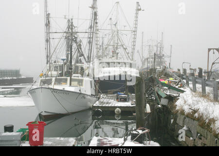 Portland Hafen Angeln Flotte Winternebel Schnee am dock Portland Maine New England USA Stockfoto