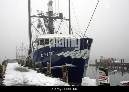 Portland Hafen Angeln Flotte Winternebel Schnee am dock Portland Maine New England USA Stockfoto