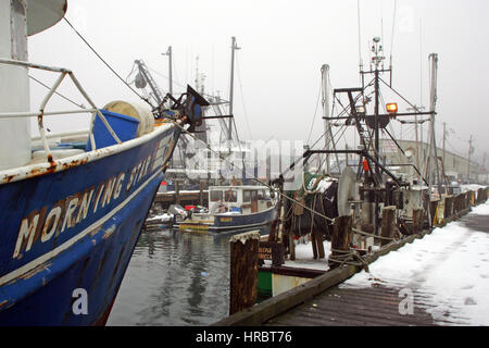 Portland Hafen Angeln Flotte Winternebel Schnee am dock Portland Maine New England USA Stockfoto