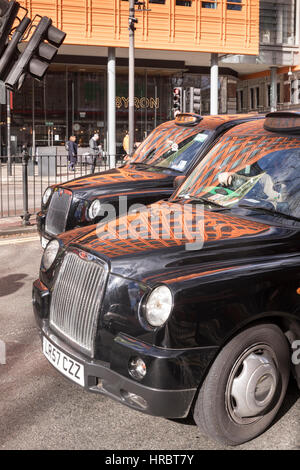 Reflexion von Renzo Piano entworfen Central St Giles Entwicklung auf Motorhauben von London Taxis, St Giles High St, London, England, UK Stockfoto