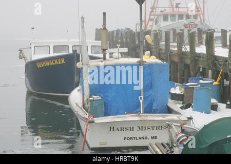 Portland Hafen Angeln Flotte Winternebel Schnee am dock Portland Maine New England USA Stockfoto