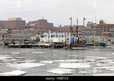 Portland Hafen Angeln Flotte Winternebel Schnee am dock Portland Maine New England USA Stockfoto