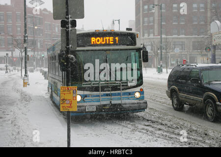 Schneesturm downtown Portland Maine Bus Transport Winter Sturm Schnee New England USA Wetter kaltes Eis winter Stockfoto