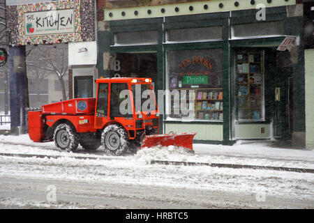 Schneesturm downtown Portland Maine Bürgersteig Pflug Winter Sturm Schnee New England USA Wetter kaltes Eis winter Stockfoto