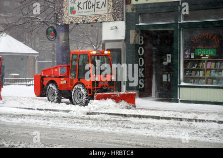 Schneesturm downtown Portland Maine Bürgersteig Pflug Winter Sturm Schnee New England USA Wetter kaltes Eis winter Stockfoto