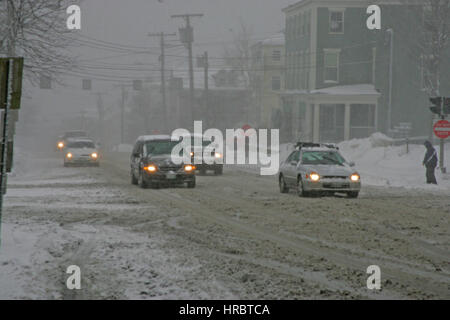 Schneesturm downtown Portland Maine Verkehr Winter Sturm Schnee New England USA Wetter kaltes Eis winter Stockfoto